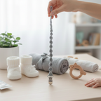 Prendedor de Chupeta Artesanal “Nuvem” – Cinza Suave
